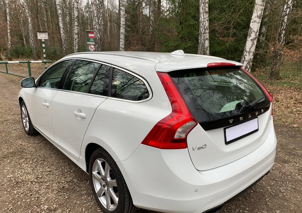 Volvo V60 cena 57900 przebieg: 120700, rok produkcji 2016 z Warszawa małe 211